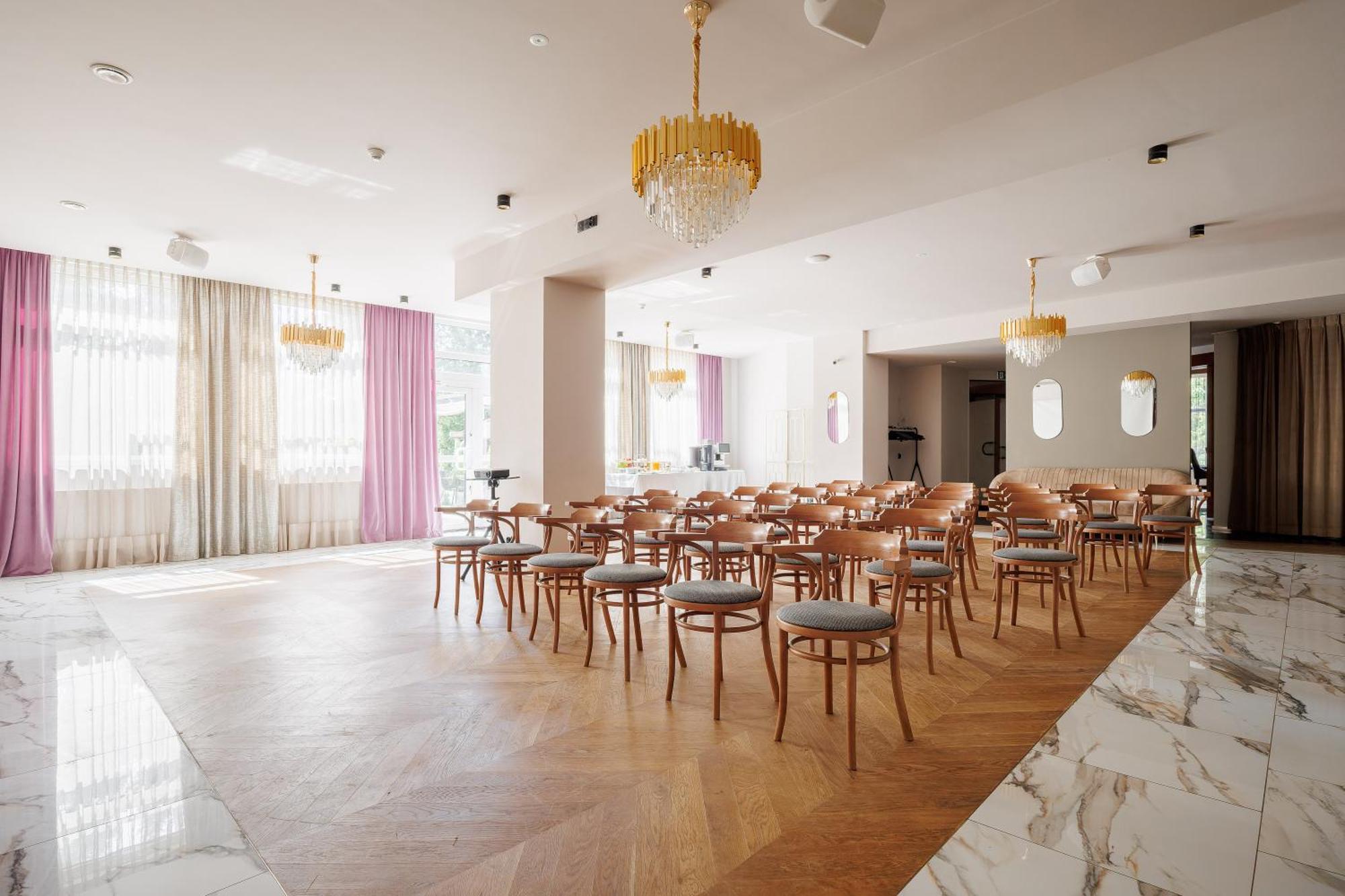 Hotel Cristal Park Tarnów Zewnętrze zdjęcie